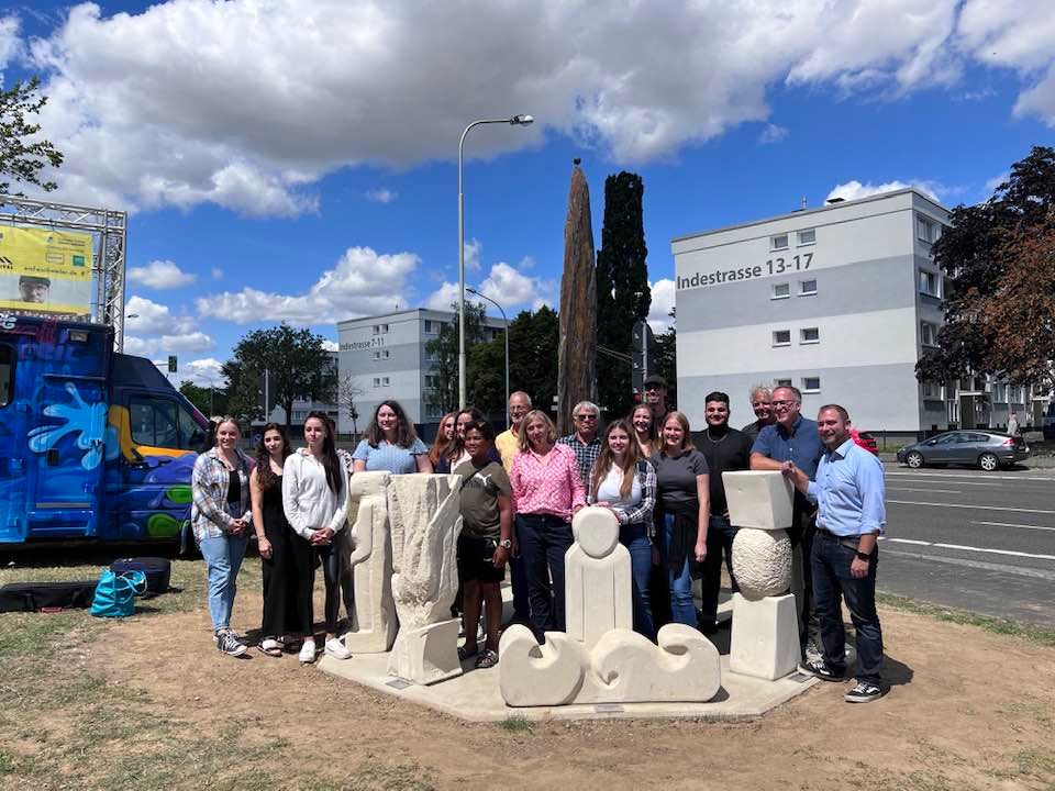 Een foto van de groep jongeren en hun begeleiders die het monument realiseerden ter herdenking van de watersnood in het Duitse Eschweiler.